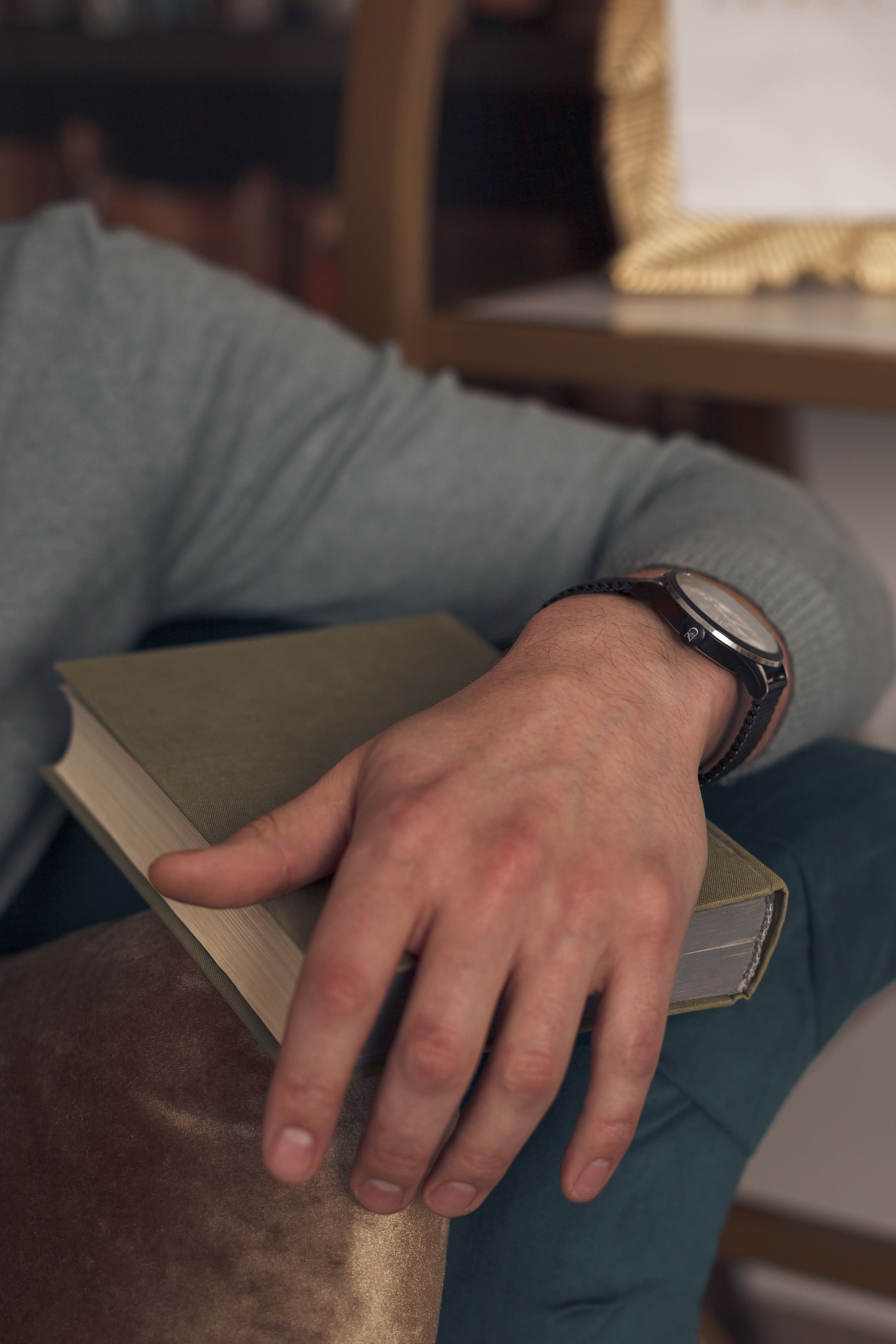 Рука с книгой, тёплый свет